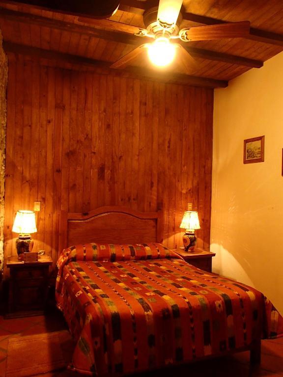 Hotel La Casa De Piedra Куэтсалан-дель-Проґресо Екстер'єр фото